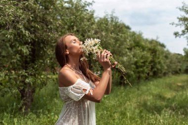 Elma bahçesinde bir kadınla yürü.