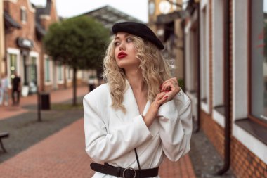 Sonbahar, eski kasabada bir sarışınla