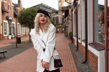 Sonbahar, eski kasabada bir sarışınla