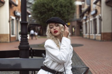 Sonbahar, eski kasabada bir sarışınla