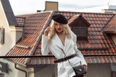 Sonbahar, eski kasabada bir sarışınla