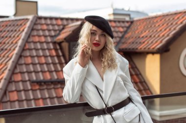 Sonbahar, eski kasabada bir sarışınla