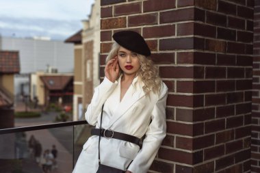 Sonbahar, eski kasabada bir sarışınla