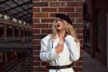 Sonbahar, eski kasabada bir sarışınla