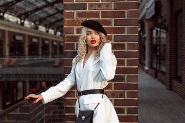 Sonbahar, eski kasabada bir sarışınla