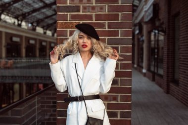 Sonbahar, eski kasabada bir sarışınla