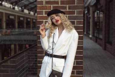 Sonbahar, eski kasabada bir sarışınla