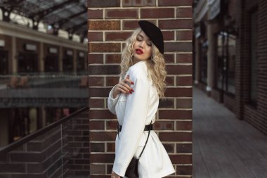 Sonbahar, eski kasabada bir sarışınla