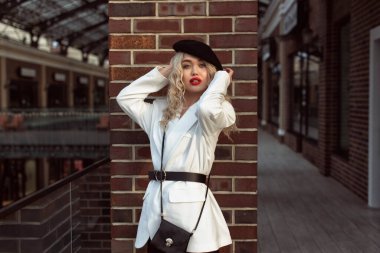 Sonbahar, eski kasabada bir sarışınla