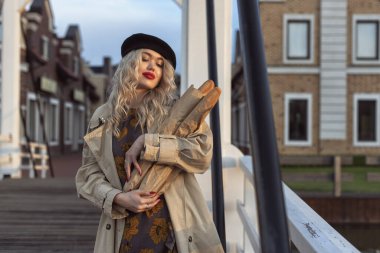 Sonbahar, eski kasabada bir sarışınla