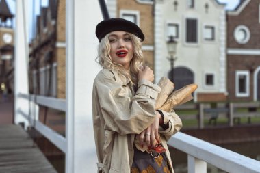 Sonbahar, eski kasabada bir sarışınla