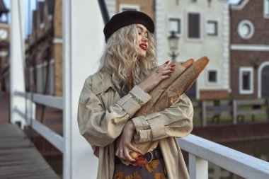 Sonbahar, eski kasabada bir sarışınla