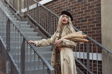 Sonbahar, eski kasabada bir sarışınla