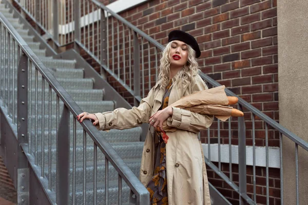 Sonbahar, eski kasabada bir sarışınla