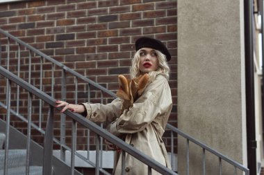 Sonbahar, eski kasabada bir sarışınla