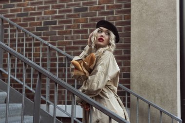 Sonbahar, eski kasabada bir sarışınla