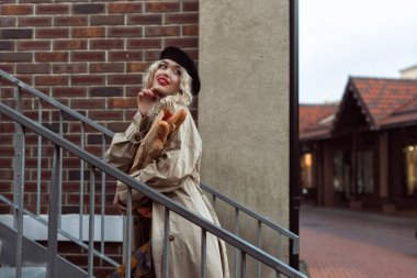 Sonbahar, eski kasabada bir sarışınla