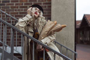 Sonbahar, eski kasabada bir sarışınla