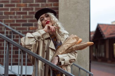 Sonbahar, eski kasabada bir sarışınla