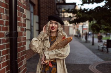 Sonbahar, eski kasabada bir sarışınla