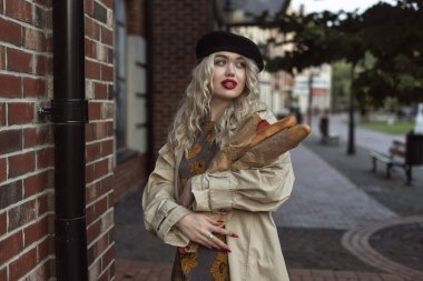 Sonbahar, eski kasabada bir sarışınla