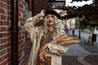 Sonbahar, eski kasabada bir sarışınla