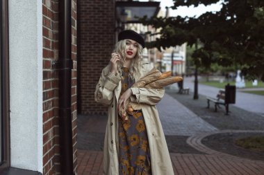 Sonbahar, eski kasabada bir sarışınla