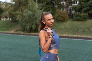 Genç bir kadın spor yapıyor.