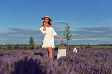 Genç bir bayanla güneşli bir yaz akşamı