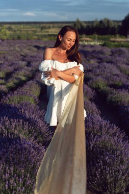 Genç bir bayanla güneşli bir yaz akşamı