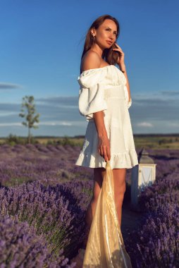 Genç bir bayanla güneşli bir yaz akşamı