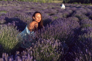 Genç bir bayanla güneşli bir yaz akşamı