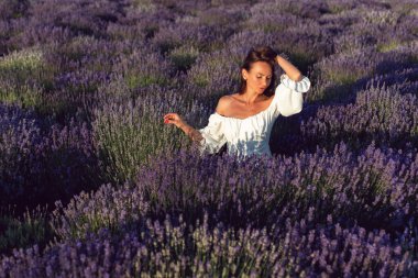 Genç bir bayanla güneşli bir yaz akşamı