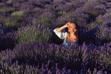 Genç bir bayanla güneşli bir yaz akşamı