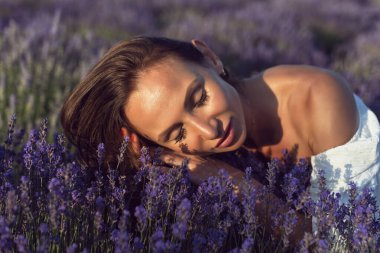 Genç bir bayanla güneşli bir yaz akşamı