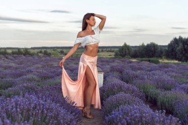 Genç bir bayanla güneşli bir yaz akşamı