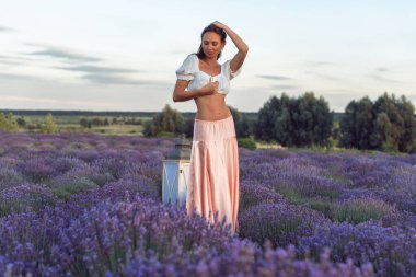 Genç bir bayanla güneşli bir yaz akşamı