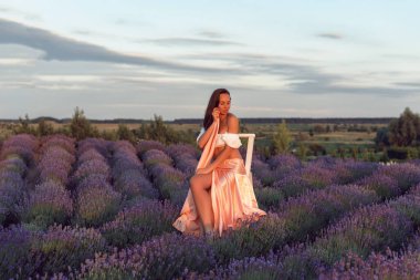 Genç bir bayanla güneşli bir yaz akşamı