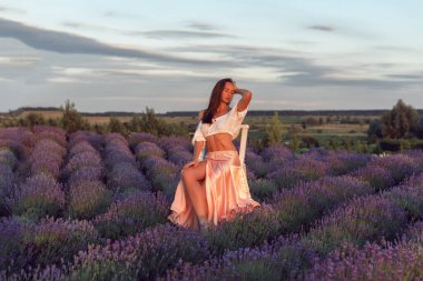 Genç bir bayanla güneşli bir yaz akşamı