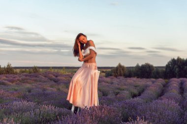 Genç bir bayanla güneşli bir yaz akşamı