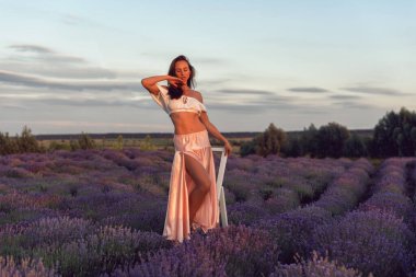 Genç bir bayanla güneşli bir yaz akşamı