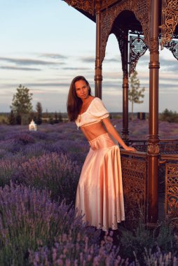 Genç bir bayanla güneşli bir yaz akşamı