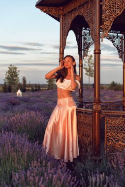 Genç bir bayanla güneşli bir yaz akşamı