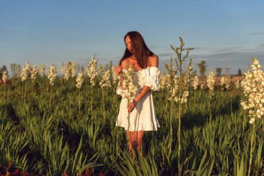 Genç bir bayanla güneşli bir yaz akşamı