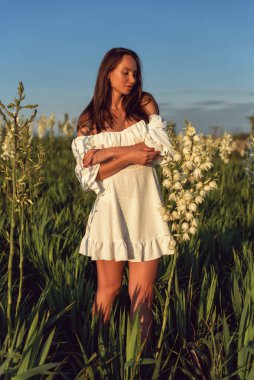 Genç bir bayanla güneşli bir yaz akşamı