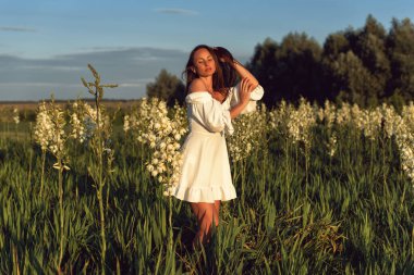 Genç bir bayanla güneşli bir yaz akşamı