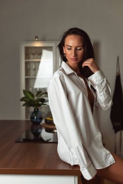 Genç bir kadınla Yeni Yıl havası.