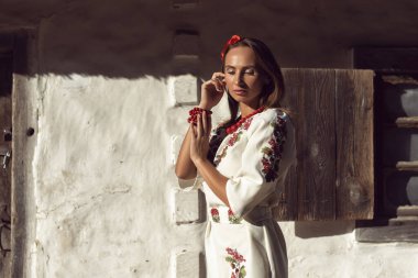 Ukrayna doğasında genç bir kadın