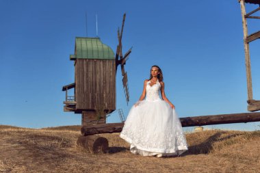 Ukrayna doğasında genç bir kadın