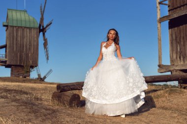 Ukrayna doğasında genç bir kadın